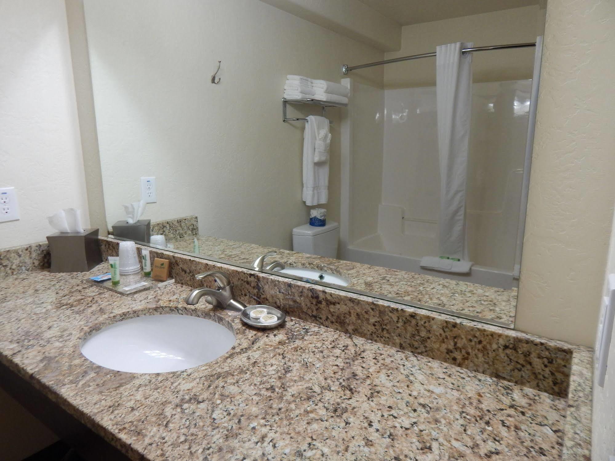 Winterton Suites Williston Ngoại thất bức ảnh